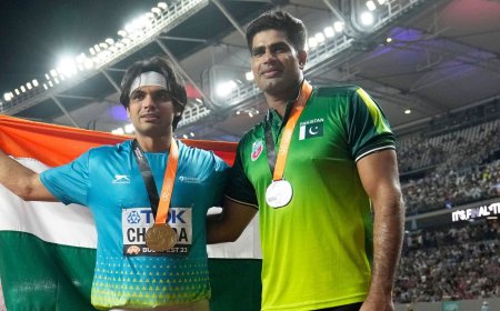 Watch: Neeraj Chopra calls Arshad Nadeem to pose with the Indian tricolour, Pakistani athlete does THIS
