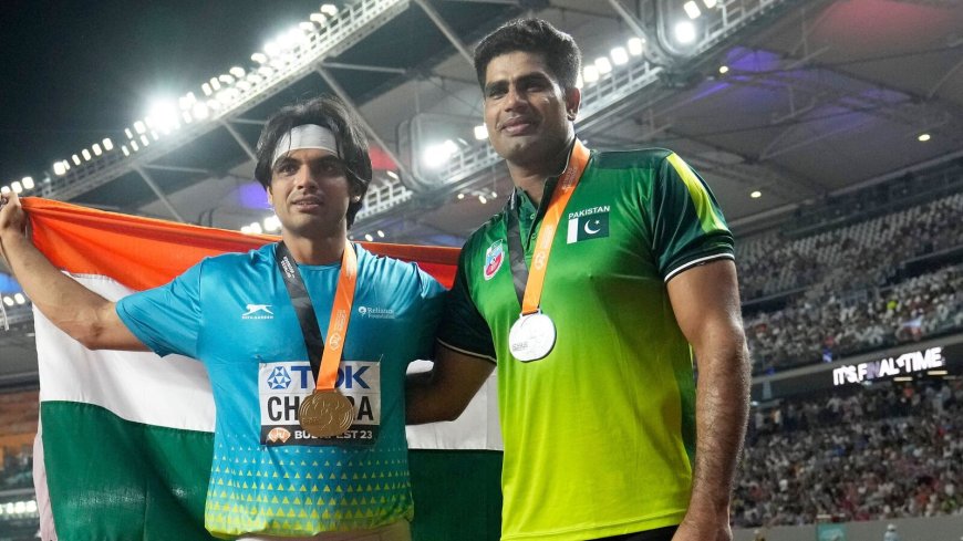 Watch: Neeraj Chopra calls Arshad Nadeem to pose with the Indian tricolour, Pakistani athlete does THIS