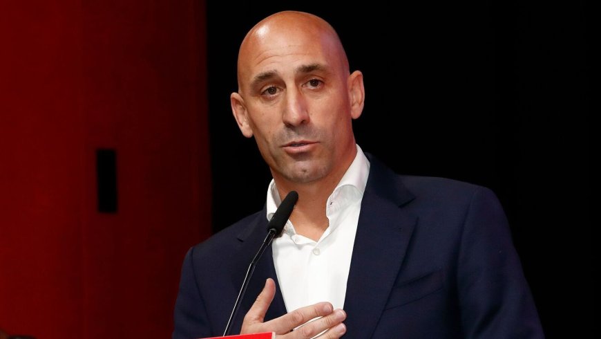 Kiss row: Spanish football federation apologises for 'unacceptable' behaviour of boss Luis Rubiales