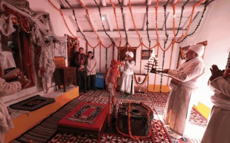 PM Modi offers prayers, blows conch shell at Parvati Kund