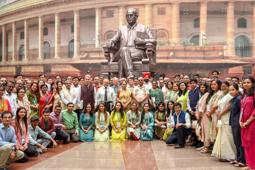 Secretary, Ministry of Health, Shri Sudhansh Pant in a group photograph at National Conclave on “Augmented Zoonotic Diseases Surveillance at Human-Wildlife Interface”,