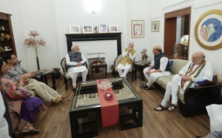 PM meets Shri Lal Krishna Advani on the occasion of his birthday at his residence