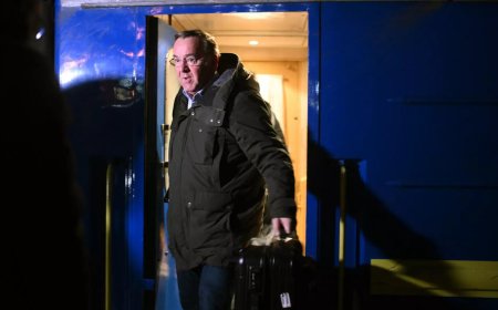 Germany's defense minister visits Kyiv, vows more aid for Ukraine