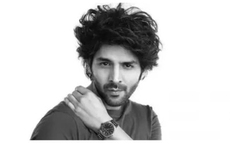 Kartik Aaryan cuts birthday cake with paps