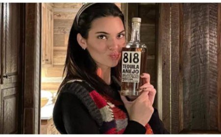 Kendall Jenner spreads holiday cheer