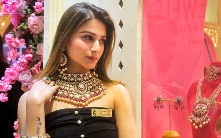 Gold price touches new peak as US dollar index hits three month low. Should you buy in this rally?