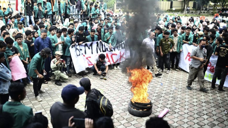 Students in Indonesia protest the growing numbers of Rohingya refugees in Aceh province