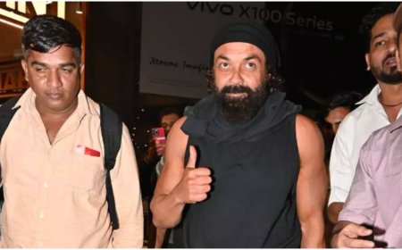 Bobby gets mobbed by fans at Mumbai airport