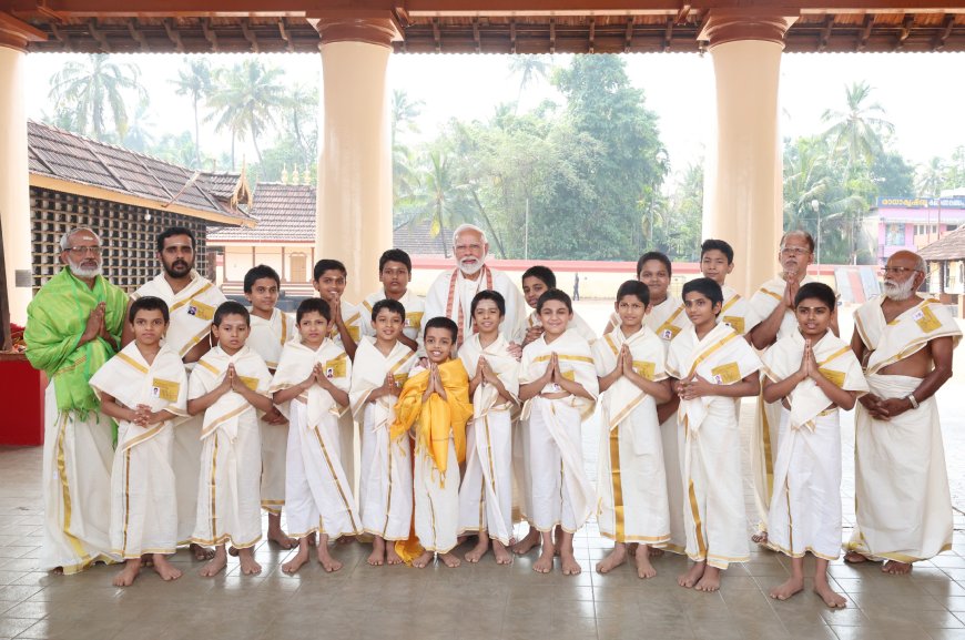 PM felicitates artists of cultural program ‘Malayalam Ramayan’ at Thriprayar Shree Ramaswami Temple in Thrissur