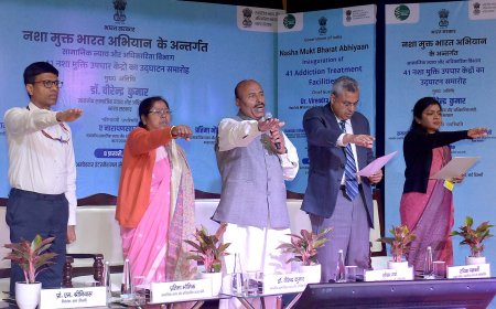 Dr. Virendra Kumar administering the Oath at the inauguration of the 41 Addiction Treatment Facilities under Nasha Mukt Bharat Abhiyaan