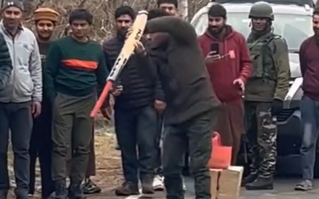 ‘Kaun hai tumhara bowler’: Sachin's upside down batting wins hearts in Kashmir | WATCH