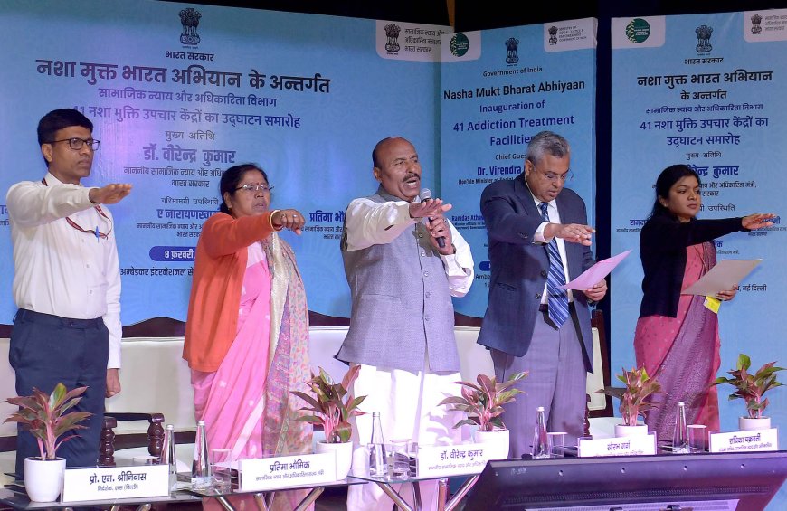 Dr. Virendra Kumar administering the Oath at the inauguration of the 41 Addiction Treatment Facilities under Nasha Mukt Bharat Abhiyaan