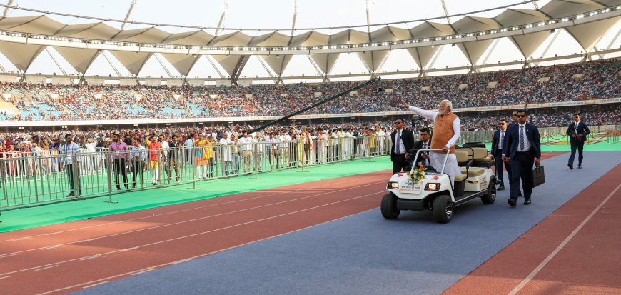 PM participates in the beneficiaries of PM SVANidhi scheme at JLN Stadium