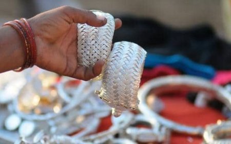 Gold, silver prices climb to a new peak arfter US Fed chair Jerome Powell's speech. US dollar retreats from 4-month high