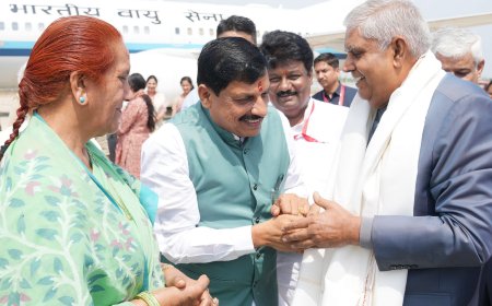 VP Jagdeep Dhankhar & Dr. Sudesh Dhankhar planting a sapling at the premises of Shashakiya Chandravijay Mahavidyalaya in Dindori