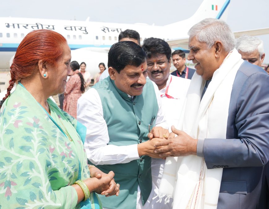 VP Jagdeep Dhankhar & Dr. Sudesh Dhankhar planting a sapling at the premises of Shashakiya Chandravijay Mahavidyalaya in Dindori