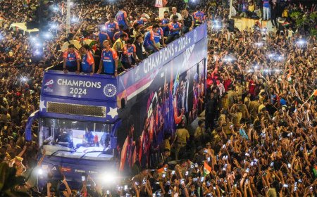 Maximum City, Maximum Love: Mumbai halts to salute Team India's Victory Parade