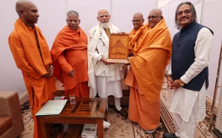 Prime Minister meets Swamis of Sree Narayana Dharma Sanghom Trust