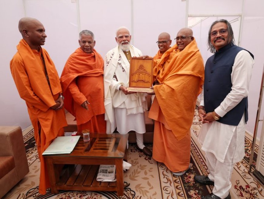 Prime Minister meets Swamis of Sree Narayana Dharma Sanghom Trust