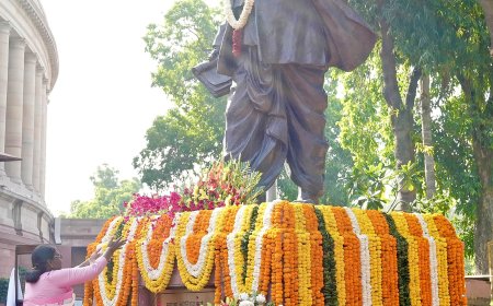 President of India, Smt. Droupadi Murmu paid floral tributes to Mahatma Jyotiba Phule on his 200th Birth Anniversary