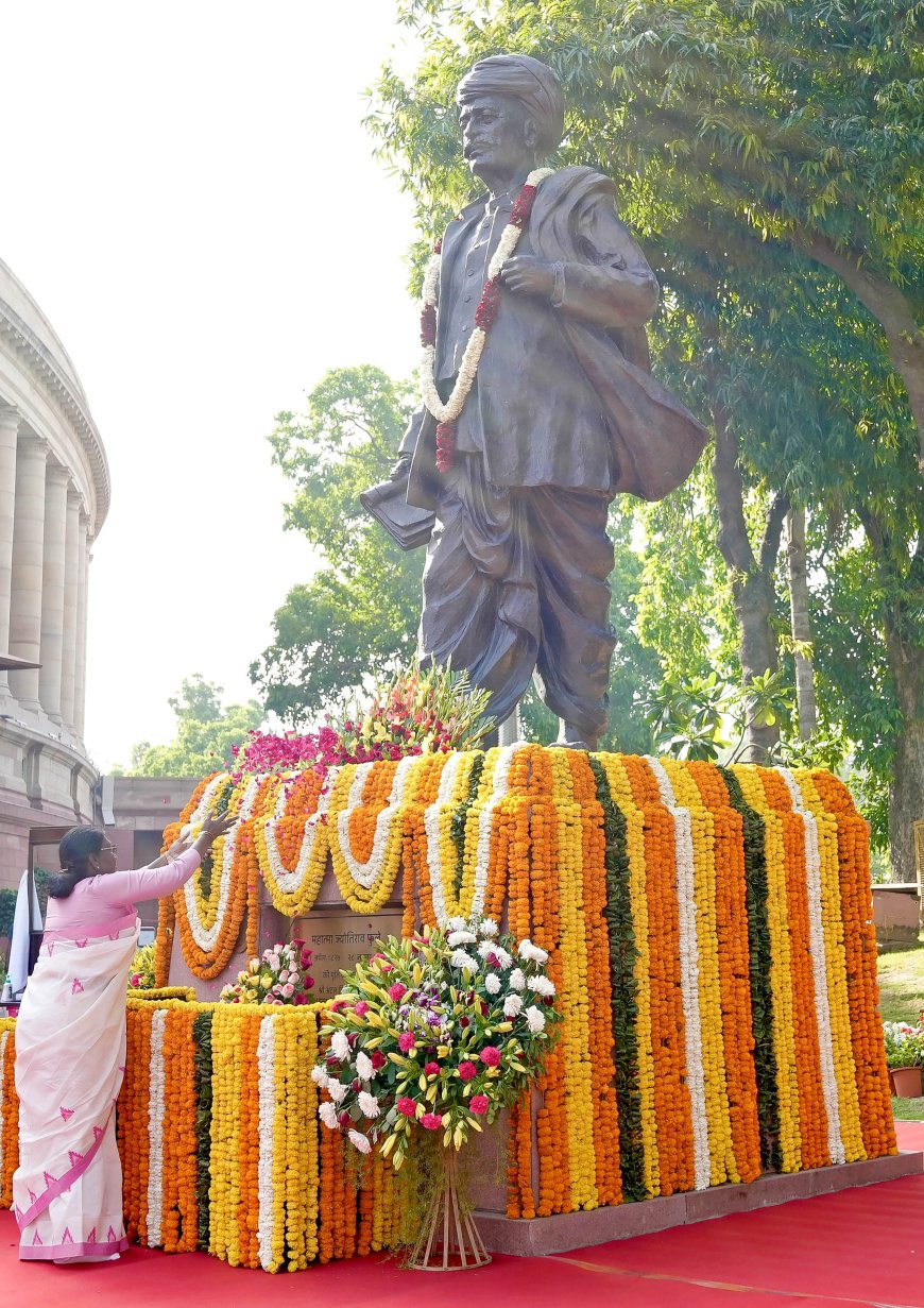 President of India, Smt. Droupadi Murmu paid floral tributes to Mahatma Jyotiba Phule on his 200th Birth Anniversary