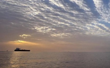 Iranian super tanker slips past US blockade with $220 million oil cargo