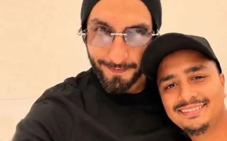 Ranveer Singh poses with fans on 'King' sets- PICS